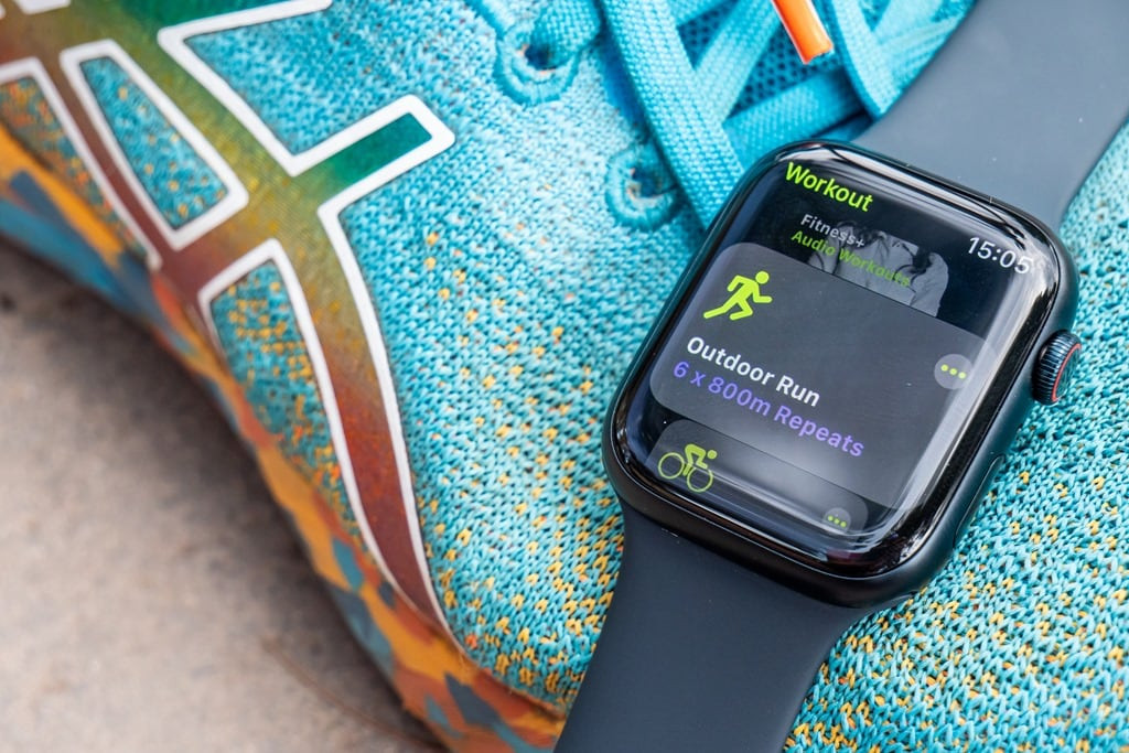 Apple Watch Series 8, một trong những đồng hồ chạy bộ tốt nhất kết hợp tính năng thông minh và luyện tập, với khả năng tùy chỉnh linh hoạt.
