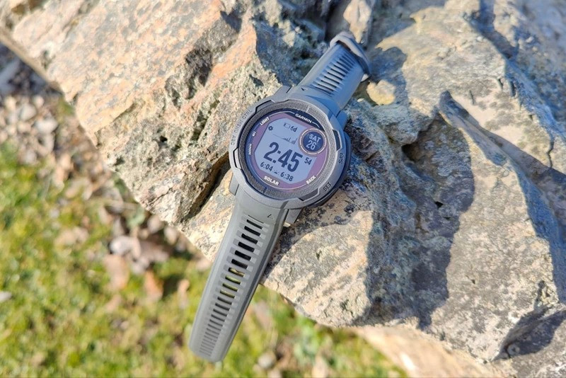 Garmin Instinct Solar 2, đồng hồ chạy bộ tốt nhất cho những ai tìm kiếm độ bền quân sự và các tính năng an toàn, hỗ trợ sạc năng lượng mặt trời.
