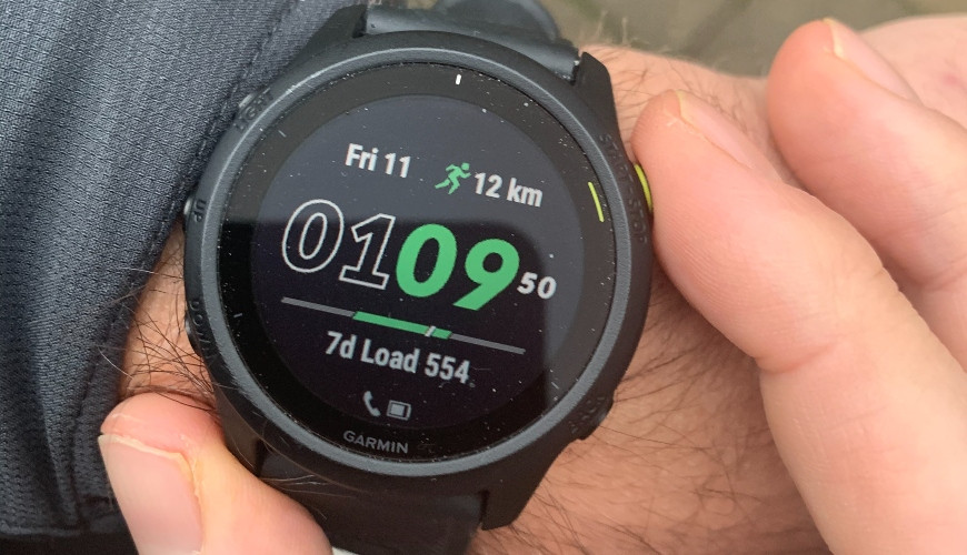 Garmin Forerunner 745, đồng hồ chạy bộ tốt nhất cho bộ môn ba môn phối hợp, nhỏ gọn với màn hình sắc nét và dễ thao tác.