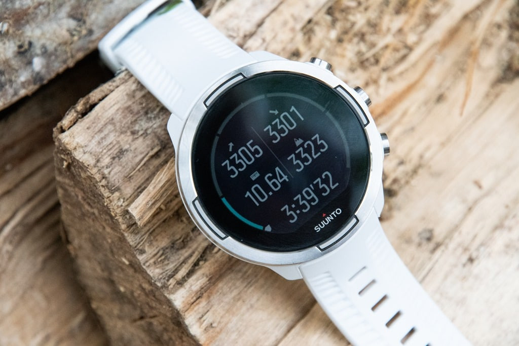 Suunto 9, mẫu đồng hồ chạy bộ tốt nhất với thời lượng pin đáng kinh ngạc và độ bền cao, phù hợp cho các cuộc đua đường dài.