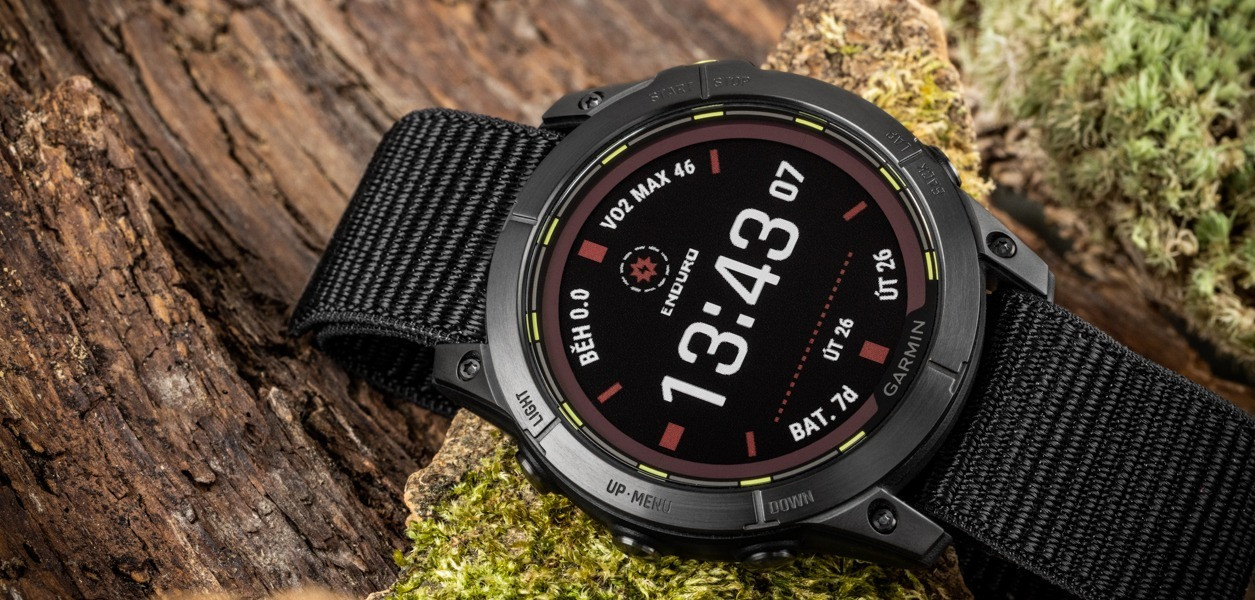Garmin Enduro 2, mẫu đồng hồ chạy bộ tốt nhất với thời lượng pin "khủng" nhờ công nghệ sạc năng lượng mặt trời, lý tưởng cho các cuộc phiêu lưu siêu dài.