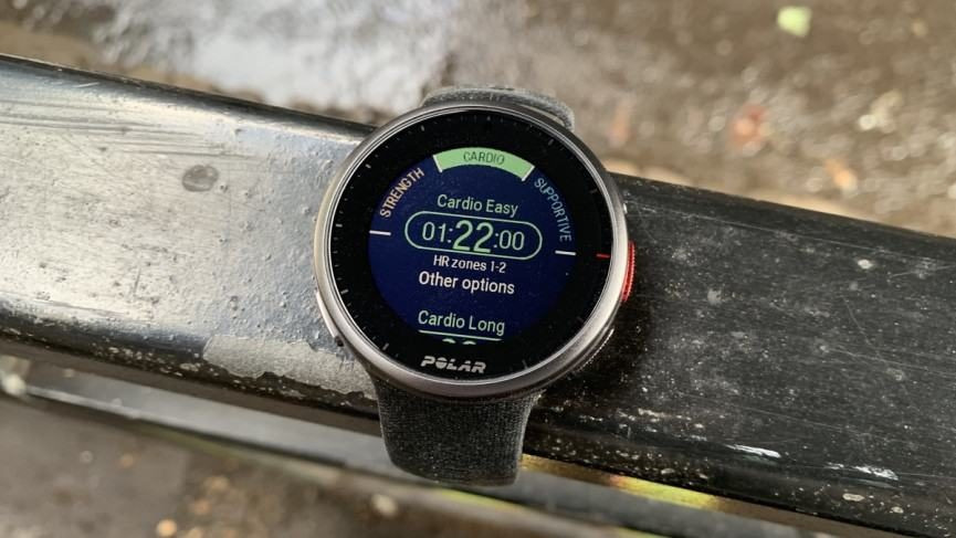 Polar Vantage V2, đồng hồ chạy bộ tốt nhất đa tính năng của Polar, với màn hình cảm ứng nhạy và khả năng theo dõi chỉ số toàn diện.
