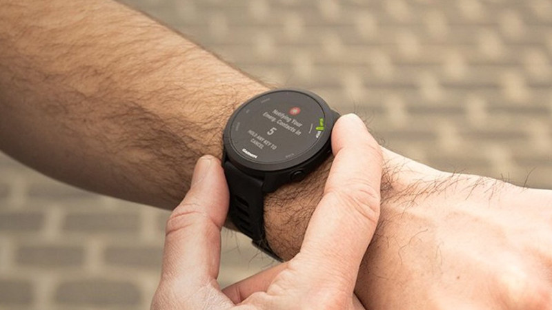 Ảnh chi tiết đồng hồ chạy bộ tốt nhất Garmin Forerunner 55, lựa chọn lý tưởng cho người mới bắt đầu với thiết kế nhỏ gọn và thời lượng pin ấn tượng.