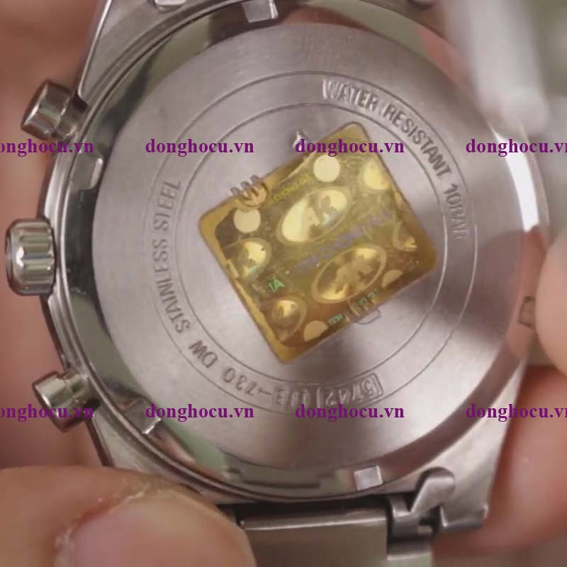 Mặt sau và khóa dây của đồng hồ Casio Edifice đã qua sử dụng, kiểm tra tình trạng tổng thể.