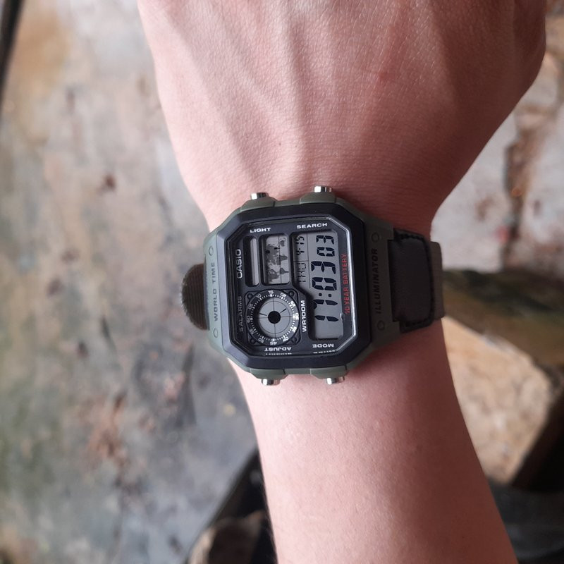 Casio AE-1200WHB-3BVDF hiển thị rõ ràng các thông số, thích hợp cho hoạt động ngoài trời