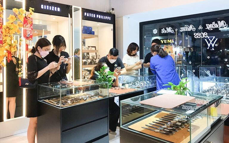 Khu vực trưng bày đồng hồ Omega Seamaster chính hãng tại cửa hàng uy tín