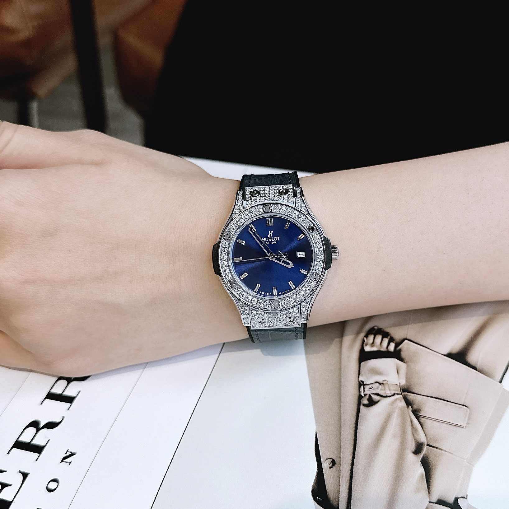 Tổng thể đồng hồ Hublot nữ giá rẻ màu xanh dương từ góc nhìn khác