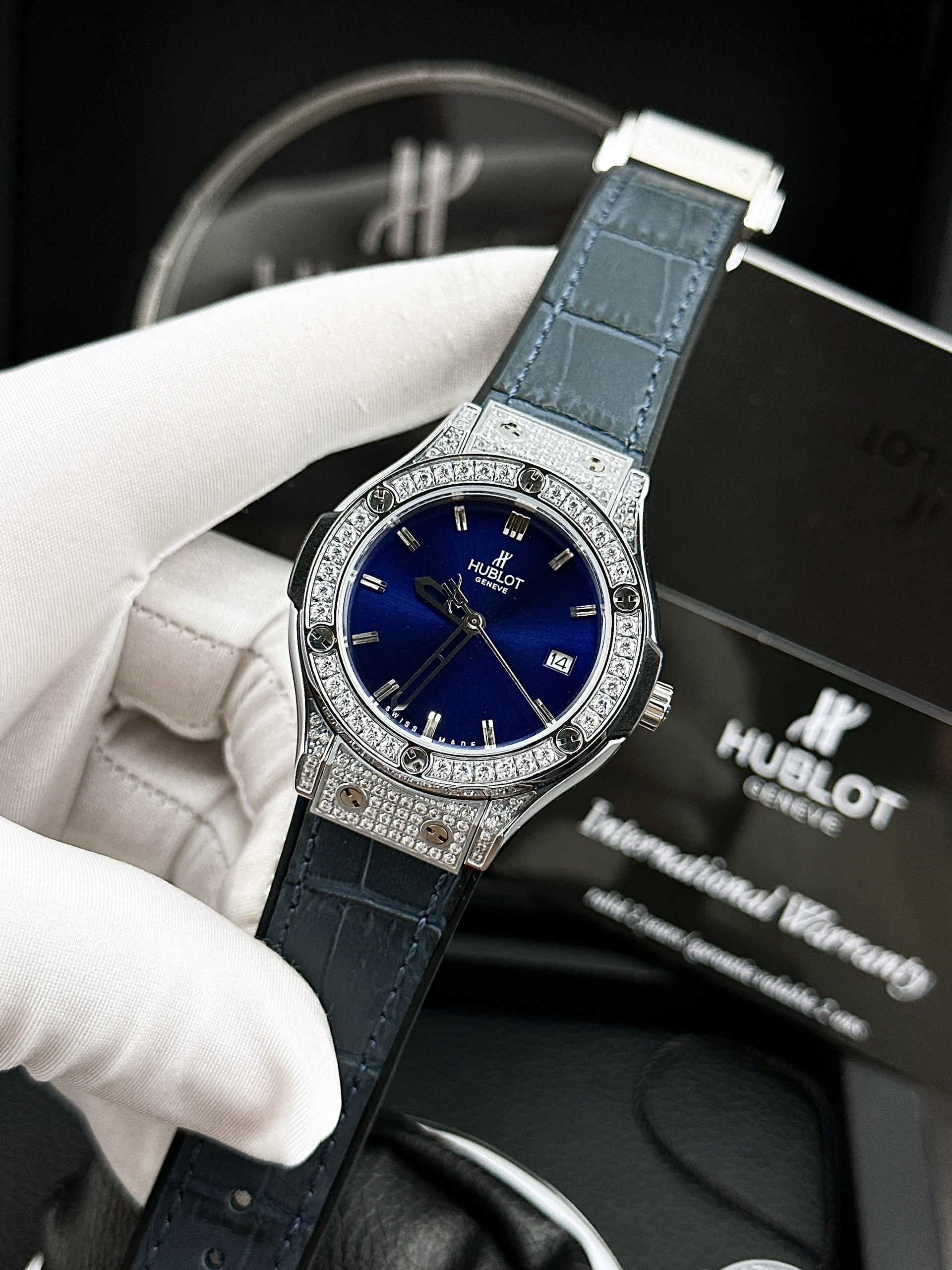 Dây đeo cao su bọc da của đồng hồ Hublot nữ giá rẻ ôm sát cổ tay