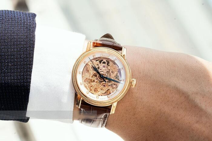 Thiết kế tinh xảo của đồng hồ Ogival Skeleton phiên bản Song Long, thể hiện đẳng cấp cho phái đẹp.
