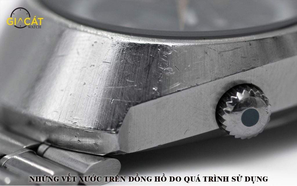 Hình ảnh cận cảnh đồng hồ đeo tay bị trầy xước nặng, minh họa lý do cần đánh bóng đồng hồ Đà Nẵng để phục hồi vẻ ngoài.
