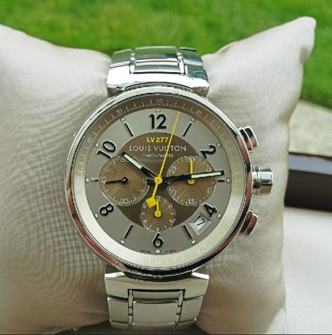 Một quý cô thanh lịch đeo chiếc đồng hồ Louis Vuitton nữ chính hãng, minh họa phong cách và giá trị của phụ kiện cao cấp này.