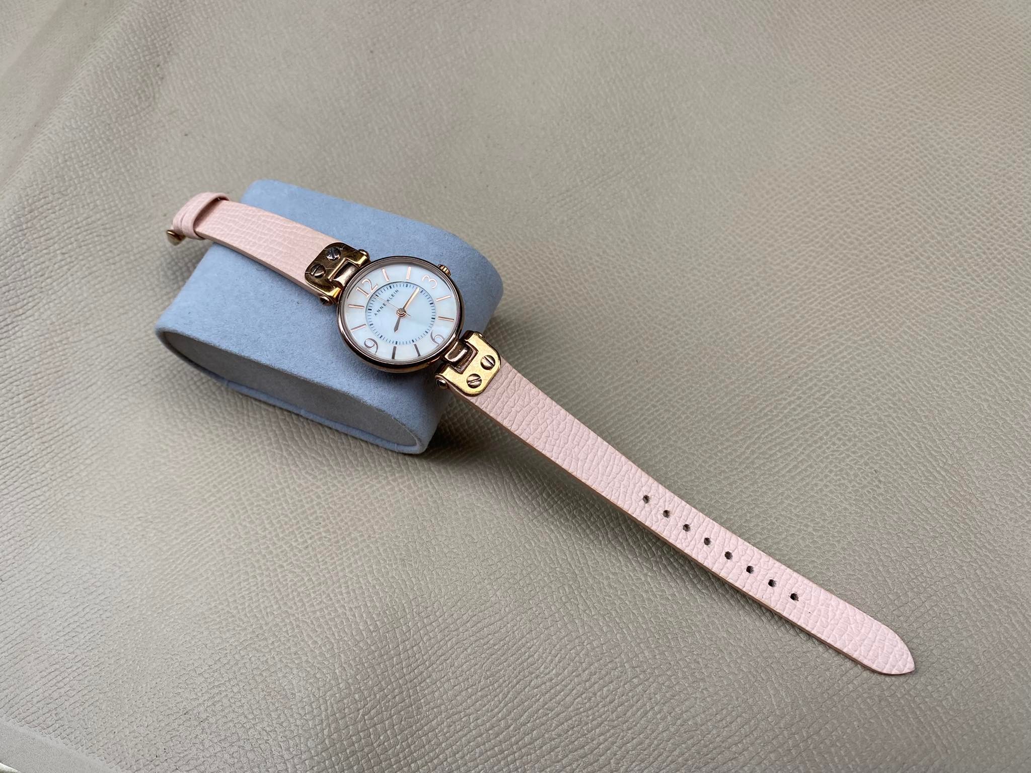 Đồng Hồ Anne Klein Dây Da: Biểu Tượng Của Sự Thanh Lịch Vượt Thời Gian