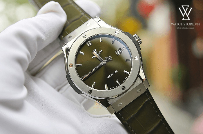 Đồng hồ Hublot Classic Fusion dây da cá sấu xanh, minh họa sự đa dạng trong vật liệu và mức giá đồng hồ Hublot.