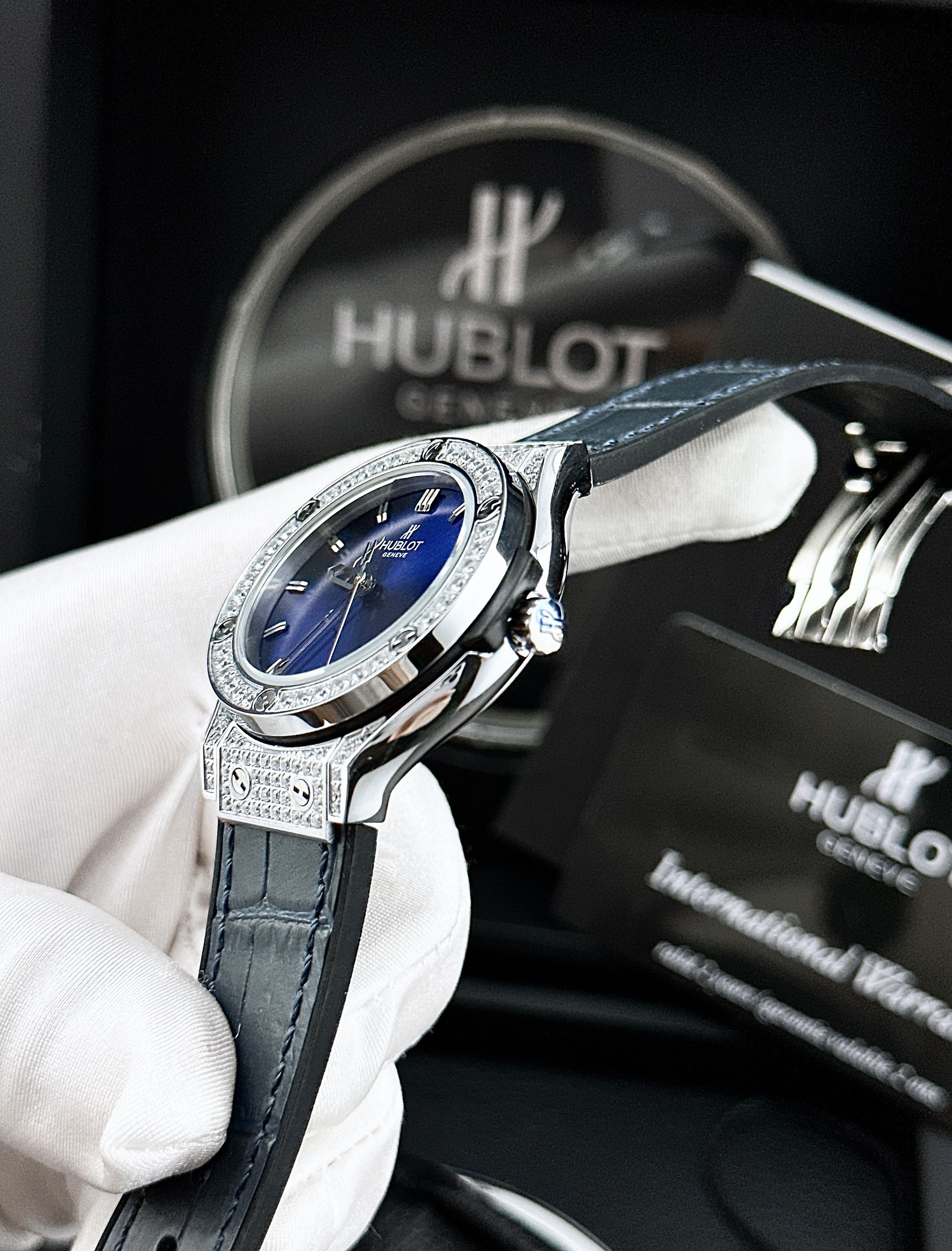Đồng hồ Hublot nữ giá rẻ với thiết kế thể thao và các chi tiết đính đá