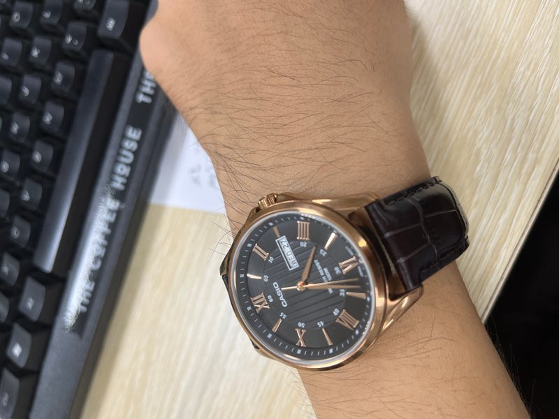 Đồng hồ nam Casio MTP-1384L-1AVDF với dây đeo da cá tính và mặt số cổ điển
