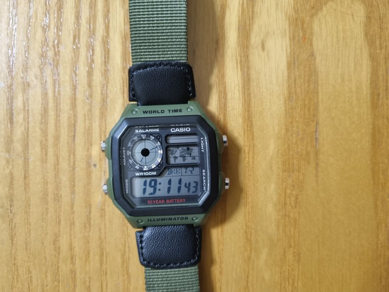 Phong cách sống với đồng hồ Casio AE-1200WHB-3BVDF, kết hợp cùng các vật dụng cá nhân