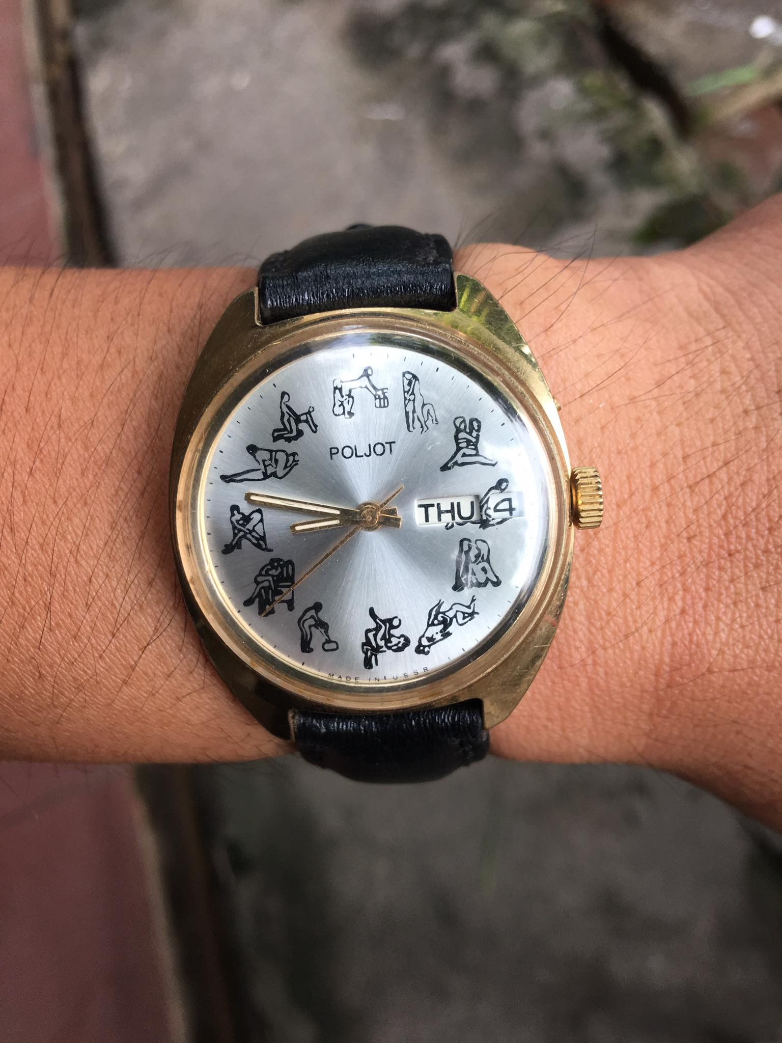 Chiếc đồng hồ 12 tư thế khác được làm từ đồng hồ Slava 26 jewels, cho thấy sự đa dạng về thương hiệu nền tảng để tạo ra những mẫu đồng hồ độc đáo này