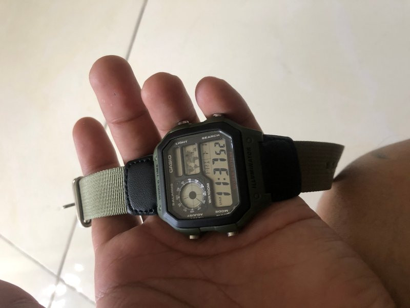 Đồng hồ điện tử Casio AE-1200WHB-3BVDF trong môi trường tự nhiên, minh họa độ bền