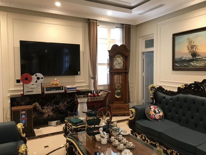 Đồng hồ quả lắc cổ điển dạng cây đứng, tô điểm cho không gian phòng khách rộng rãi