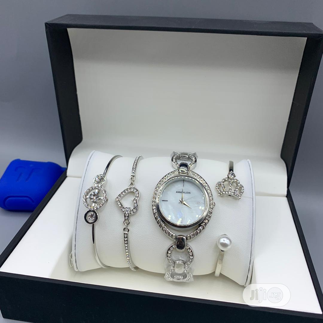 Bảo Hành Đồng Hồ Anne Klein: Từ Chính Sách Đến Mẹo Kéo Dài Tuổi Thọ Toàn Diện