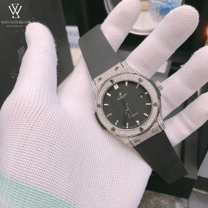 Mặt sau đồng hồ Hublot Classic Fusion lộ máy cơ, cho thấy độ phức tạp và giá trị kỹ thuật bên trong.