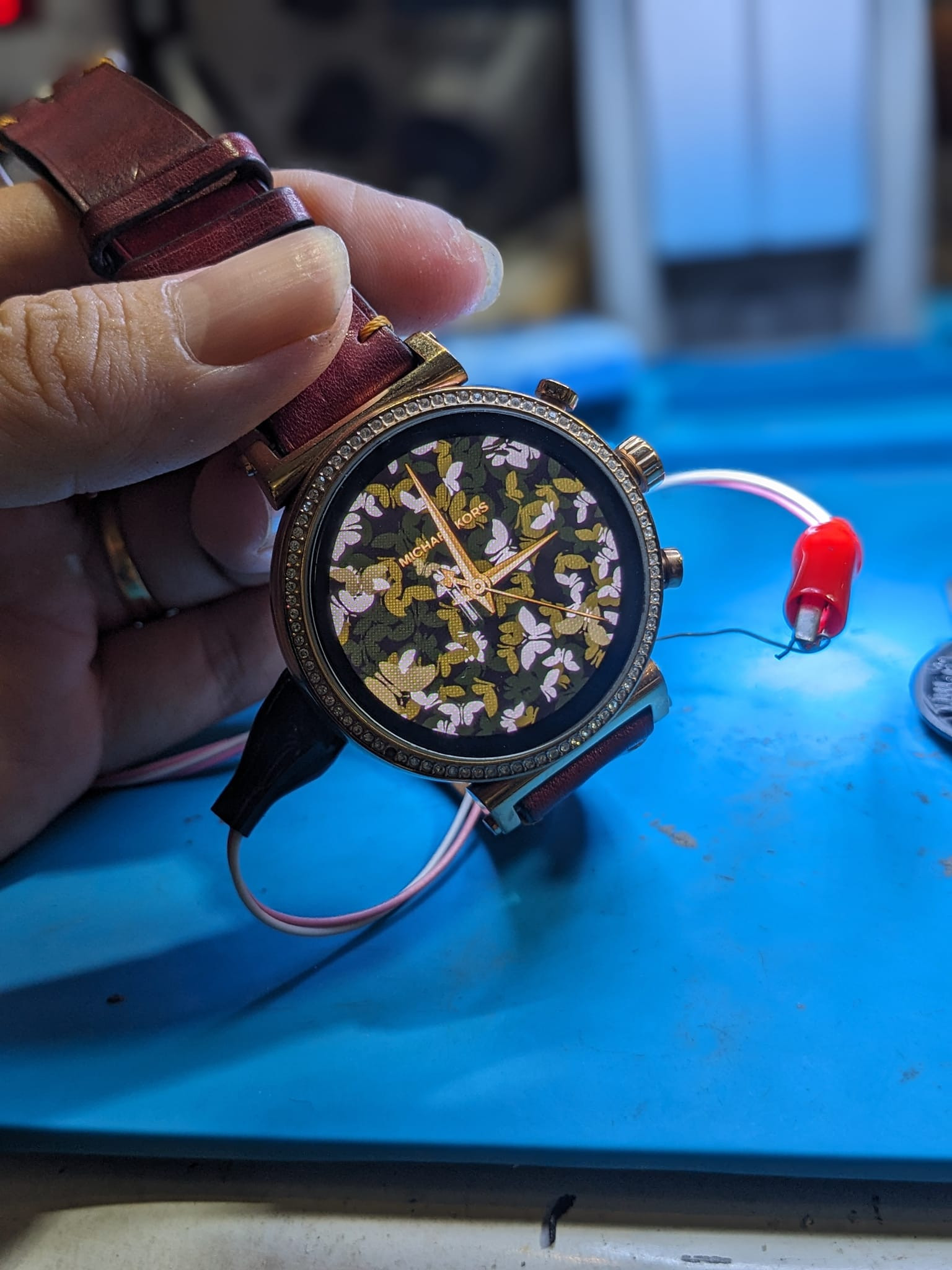 Một chiếc smartwatch sau khi được sửa chữa và vệ sinh kỹ lưỡng