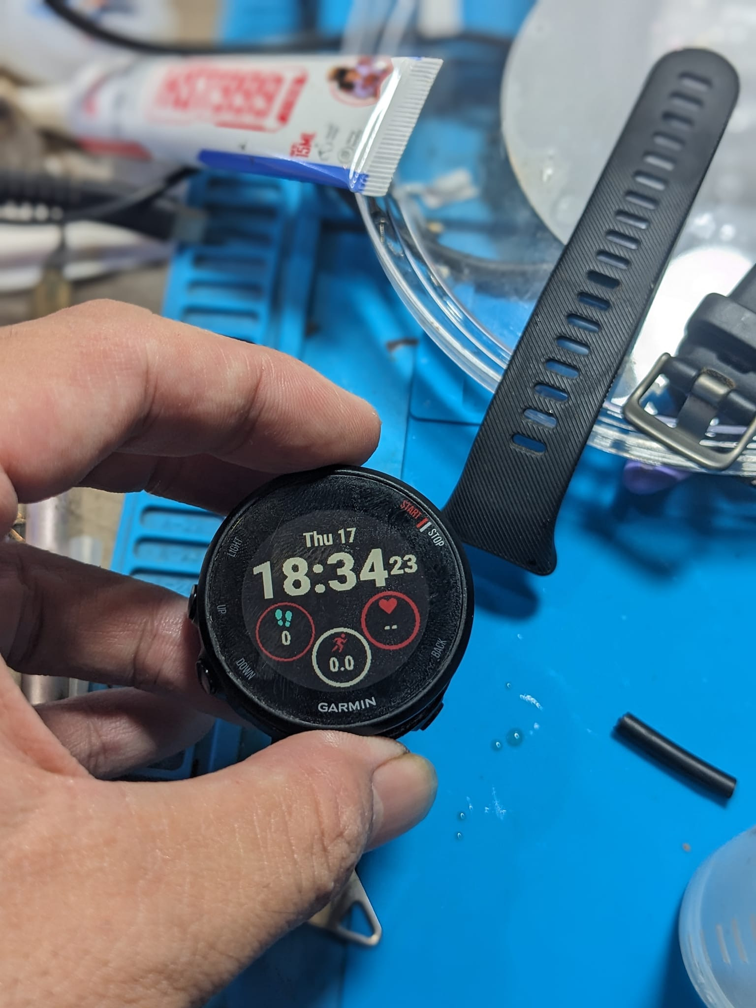 Khách hàng hài lòng với dịch vụ sửa chữa smartwatch tại trung tâm