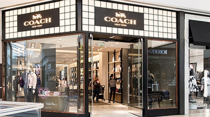 Bộ sưu tập phụ kiện thời trang Coach đa dạng, bao gồm túi xách và giày dép
