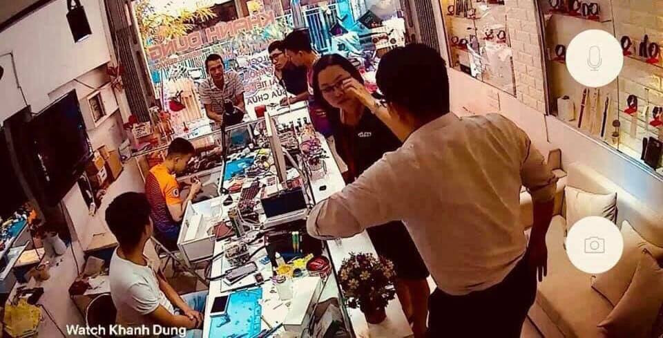Kỹ thuật viên kiểm tra linh kiện bên trong đồng hồ thông minh trước khi thay màn hình