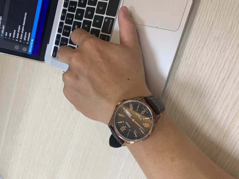 Cận cảnh mặt số đen của đồng hồ Casio MTP-1384L-1AVDF với lịch ngày, thứ rõ nét