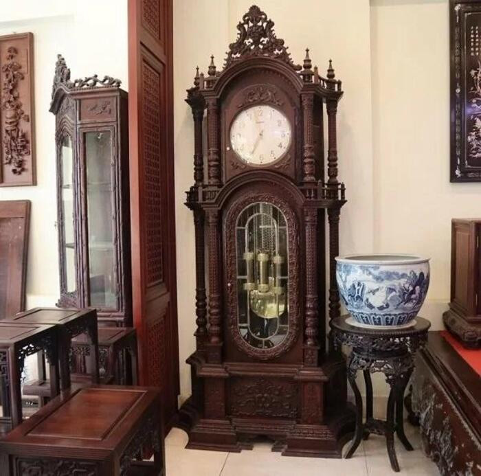 So sánh chất liệu giữa mẫu đồng hồ cây hiện đại nhập khẩu và sản xuất trong nước
