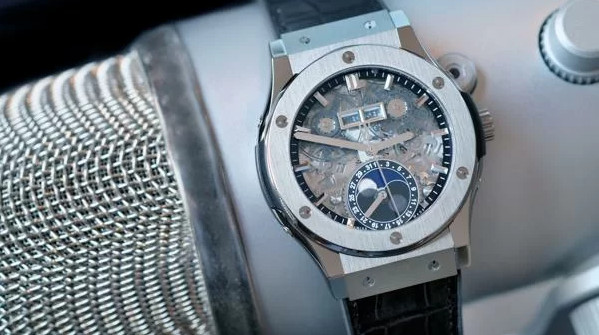 Đồng hồ Hublot cao cấp, cần cẩn trọng so sánh giá thị trường để phân biệt thật giả