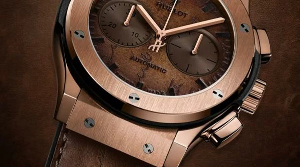 Dòng chữ "SWISS MADE" sắc nét trên mặt số đồng hồ Hublot thật là yếu tố giúp phân biệt đồng hồ Hublot thật giả