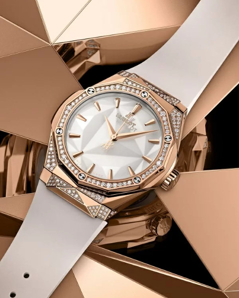 Kiểm tra các chi tiết gia công tinh xảo trên đồng hồ Hublot để tránh mua phải hàng giả