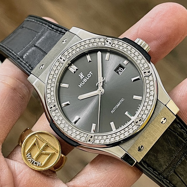 Đồng hồ Hublot Classic Fusion Titanium Diamond với thiết kế sang trọng, màu sắc phù hợp cho người mệnh Hỏa