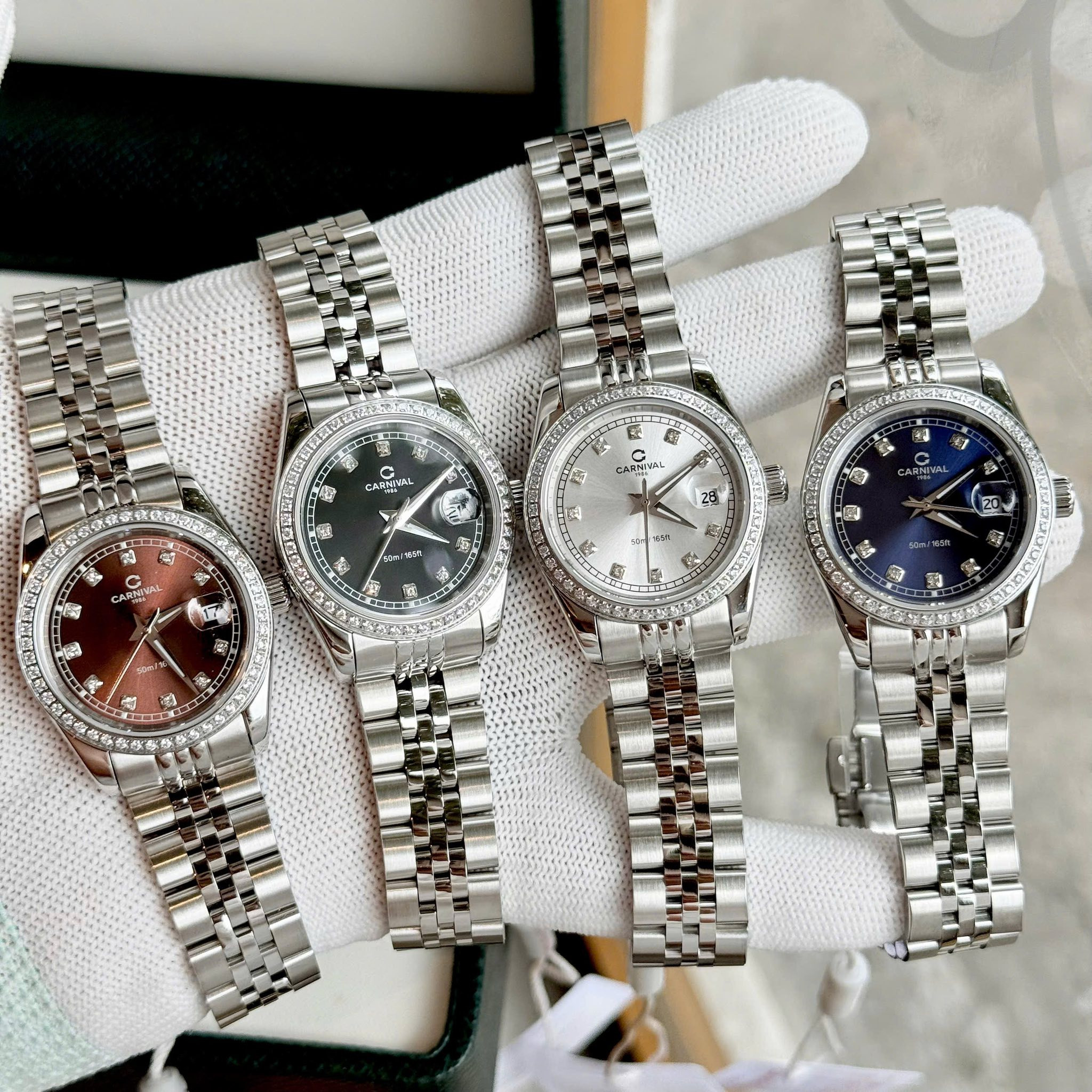 Cận cảnh thiết kế mặt số tối giản và viền đá tinh xảo của đồng hồ nữ sang trọng