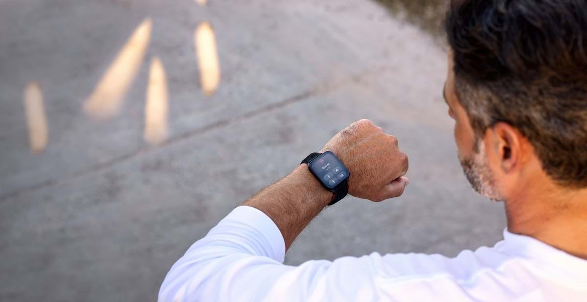 Đồng hồ thông minh siêu mỏng Garmin Venu X1 đeo trên cổ tay thể hiện thiết kế tinh tế