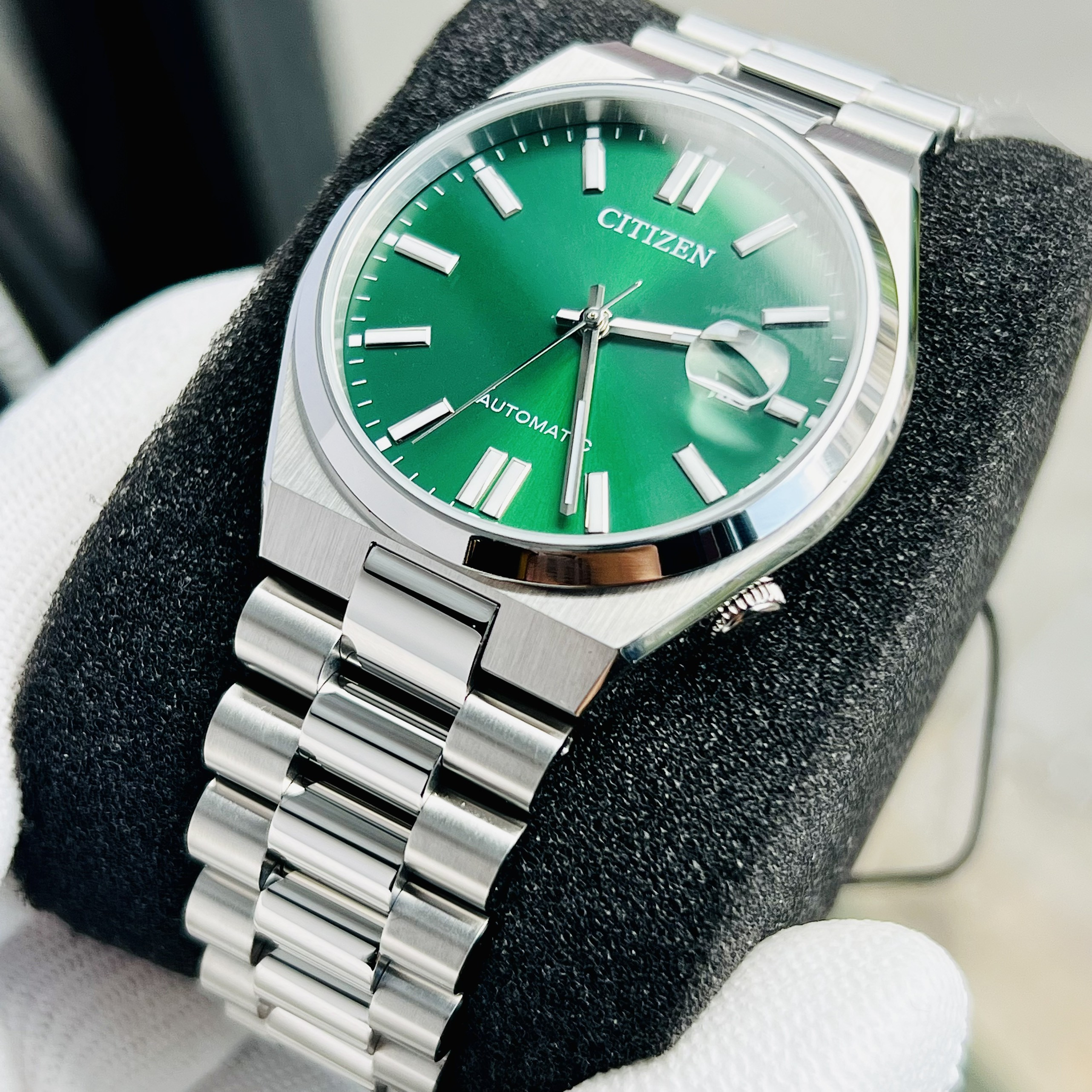 Đồng hồ Citizen nam máy cơ NJ0150-81X với mặt sau lộ máy tinh xảo