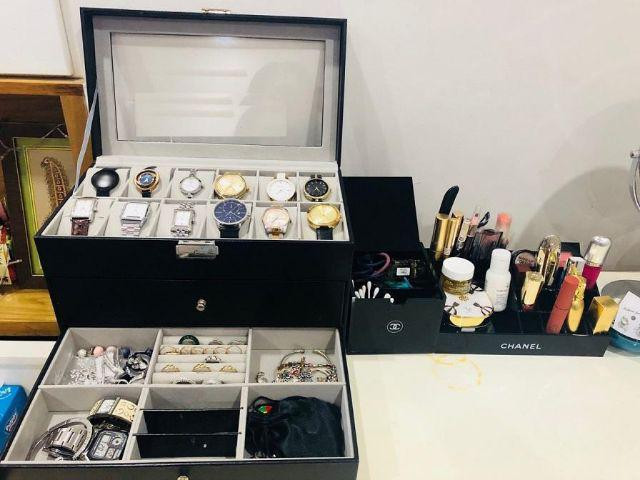 Khóa kim loại sáng bóng trên hộp đựng trang sức đồng hồ, tăng thêm vẻ đẹp và độ an toàn