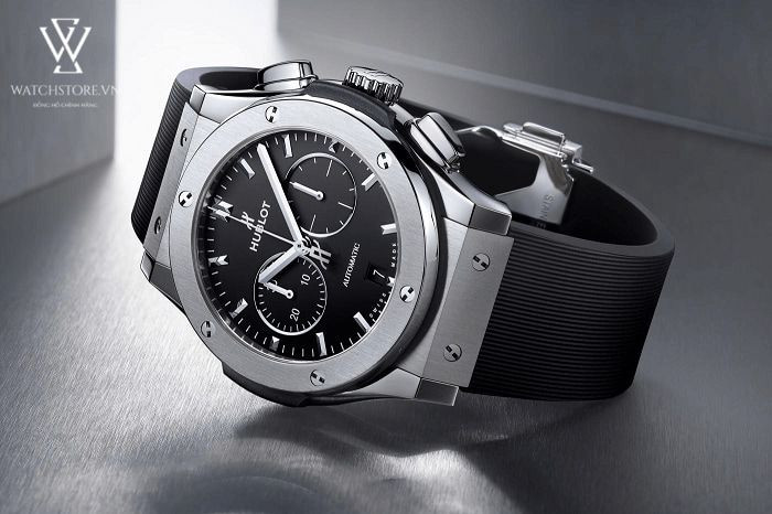 Mẫu Hublot Classic Fusion Titanium on Rubber, thể hiện sự kết hợp vật liệu hiện đại ảnh hưởng đến giá đồng hồ hublot classic fusion.