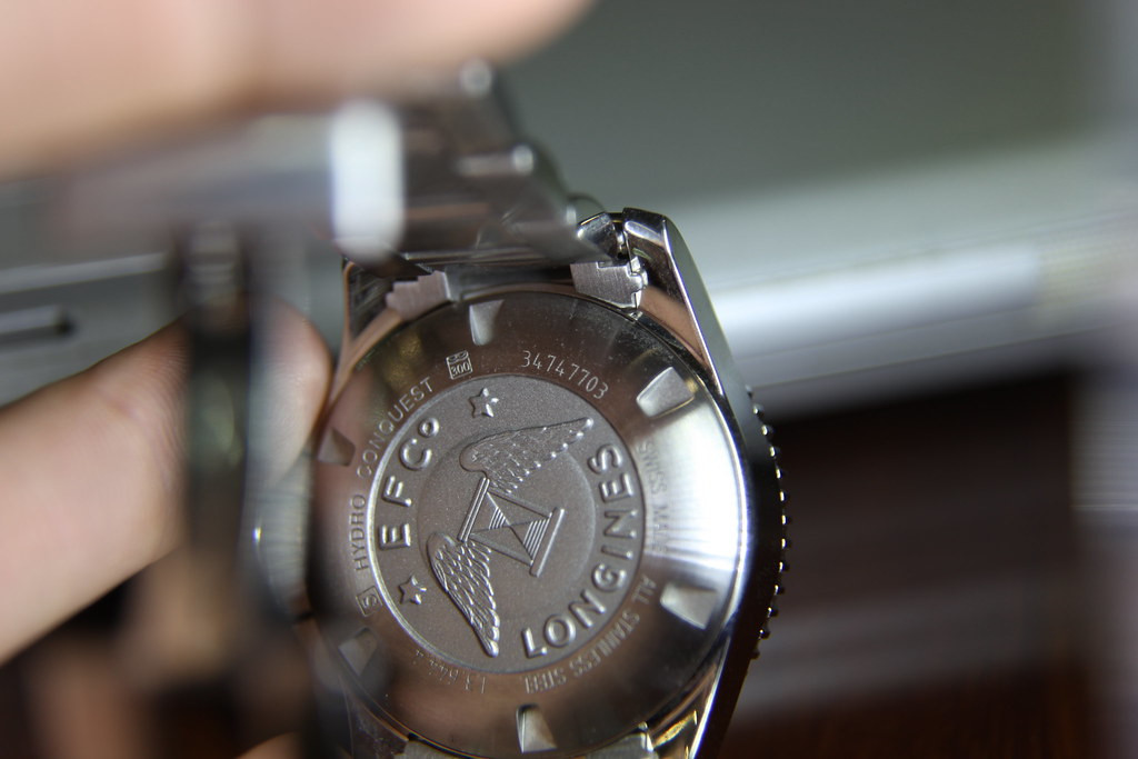 Cận cảnh mặt sau đồng hồ Longines, cho thấy vị trí khắc số serial.