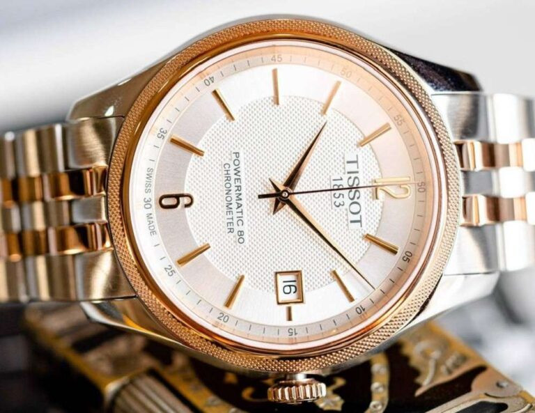 Cận cảnh mặt số đồng hồ Tissot 1853 Powermatic 80 Chronometer với bộ kim sắc nét và các chỉ số chi tiết