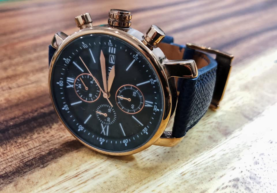Người mẫu đeo đồng hồ Fossil với dây da màu đen, thể hiện phong cách trẻ trung, hiện đại