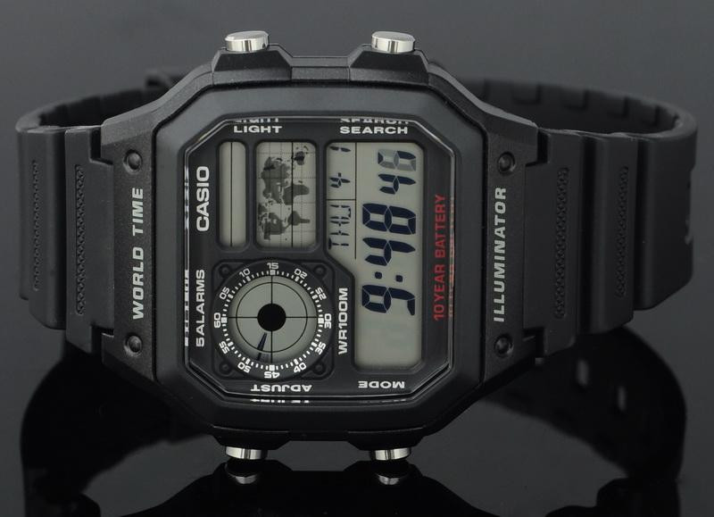 mặt đồng hồ Casio AE-1200WH-1AV hiển thị giờ và các nút chức năng để chỉnh giờ đồng hồ Casio AE-1200WH