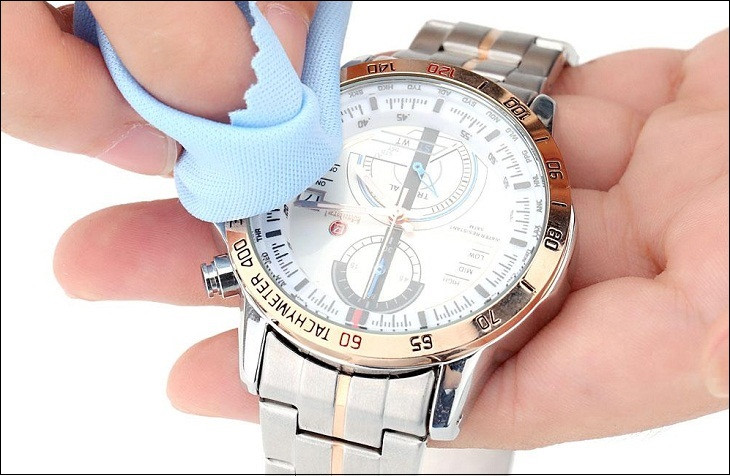 Lau sạch lại dây đồng hồ bằng khăn mềm sau khi vệ sinh