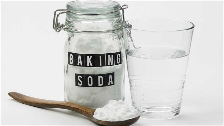 Pha baking soda với nước ấm để tạo dung dịch đánh bóng dây đồng hồ