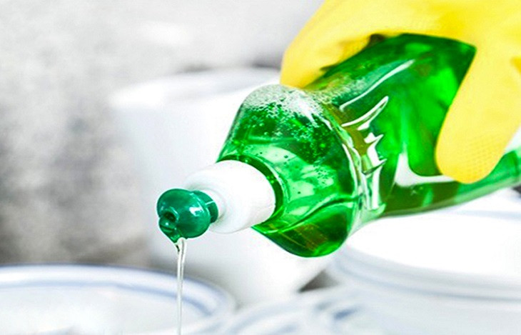 Pha loãng nước rửa chén với nước ấm để làm sạch dây đồng hồ kim loại