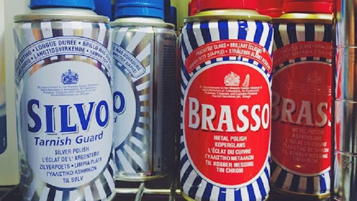 Sử dụng dung dịch Brasso chuyên dụng để đánh bóng dây đồng hồ kim loại