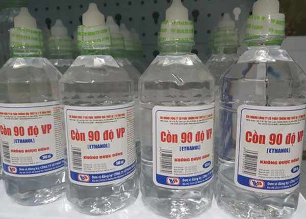 Pha cồn y tế với nước ấm để làm dung dịch vệ sinh dây đồng hồ kim loại
