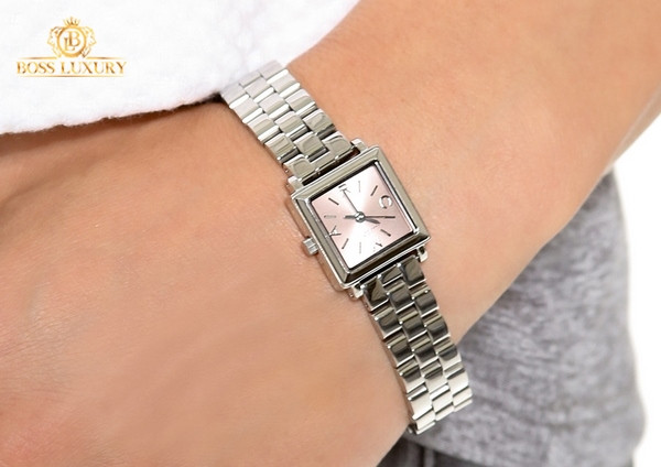 Đồng hồ Marc Jacobs mặt vuông màu bạc với thiết kế thanh lịch, tinh tế